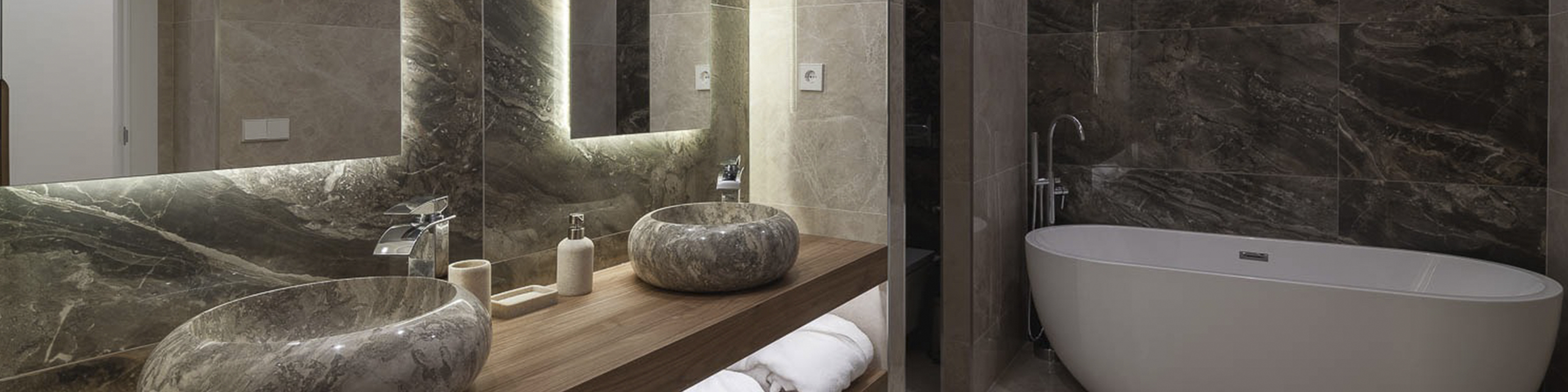 Baño moderno con elegantes paredes marmoladas en tonos oscuros, un oasis de lujo y diseño.